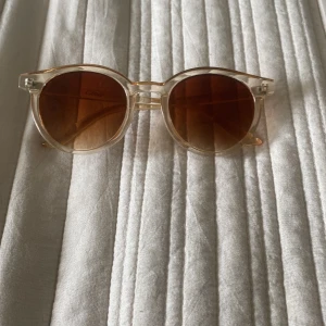 Säljer dessa as gulliga solglasögon🥹🫶🏻 - Har använts 2 gånger