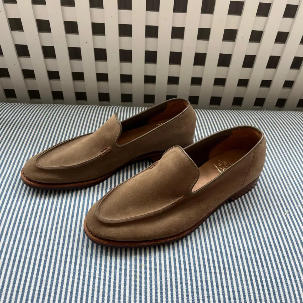 Jag säljer ett par stilrena loafers från Crockett & Jones. Nypriset är cirka 6500 kr, men jag erbjuder dem för endast 1000 kr. Skorna är i storlek UK7, vilket motsvarar storlek 40-41.. Skor.