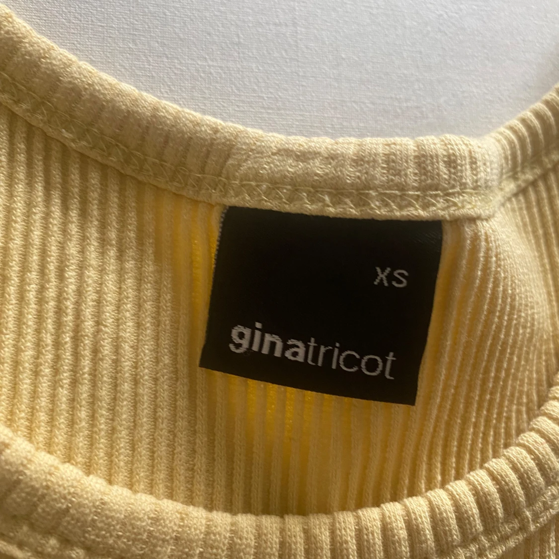 Ljusgult ribbat linne från Gina Tricot - 92