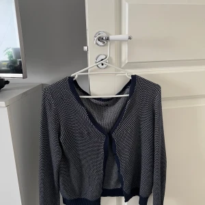 Kofta  - Marco polo kofta, köpte denna från sellpy och har används ganska mycket. Men den är i fint skick.  Säljer denna för jag har tröttnat på den och bättre att sälja till någon som kommer använda en att de ska ligga i garderoben. Kom privat för mer info 🌟