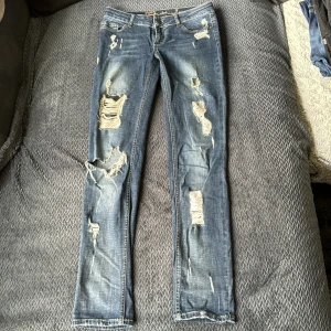 Only jeans  - Fina jeans från Only med slitningar (som ska va där). 