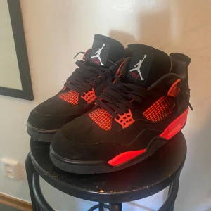 jordan 4 - tja säljer nu mina jordan 4 red thunder som är i topp skick dem är ändast anväda nån gång. skriv vid funderingar!
