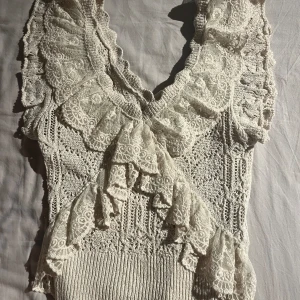 Topp från zara  - Säljer denna toppen fårn zara dom aldrig är använd