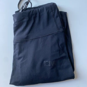 Träningstights - Säljer dessa ICIW tightsen som är perfekta för löpning eller annan träning. Sitter kvar då det finns en snörning i. Sparsamt använda🩵 Vet tyvärr inte vad modellen heter