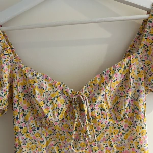Oanvänd blommig klänning - Oanvänd klänning i nyskick från Nelly.com. Den är i strl 36.