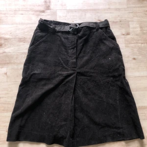 Kjol - En jätte fin kjol med ett skärp som går att ta av💗kontakta gärna innan köp:)