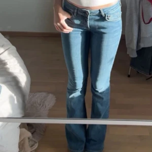 Fri frakt och billig för en dag❤️ - I storlek 34 och i jättebra skick. Midjemåttet är 33cm. Kom privat om du funderar över något ❤️ Bootcut jeans