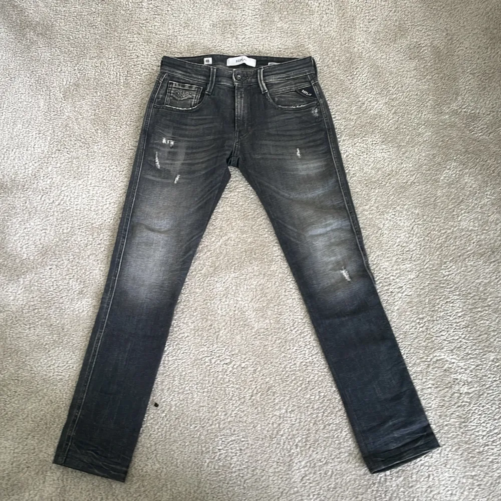 Säljer dessa Replay jeans som är slim fit i storleken 27/30 dessa är endast använda tre gånger och är som nya.  Modellen heter anbass slim. . Jeans & Byxor.