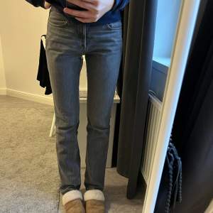 Weekday jeans, modell ”Pin”. använd fåtal gånger!!☺️ Storlek: W28, L34