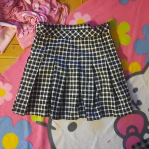 Rutig divided schoolgirl midjekjol  - Storlek; 38