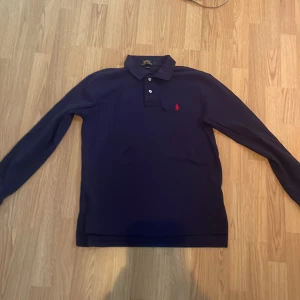 Marinblå Ralph Lauren Piketröja  - Marinblå Ralph Lauren tröja i storlek L, skulle dock säga att den också passar M väldigt bra 