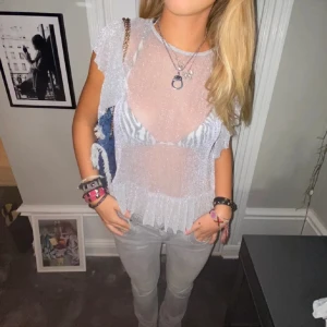 glitter topp - super söt glittrig topp, köpt här på plick och lappen är avklippt men tror den är från zara. Första bilden är lånad🌸Perfekt till fest och i jätte fint skick🩷