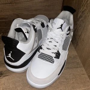 Jordan 4 - Helt nya oanvända, riktigt fräsch för en skön sommarstil.  Storlek 43 