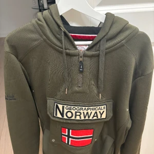 Geo Norway hoodie - Nyskick, använd max 2-3 gånger. Tvättad en gång. 