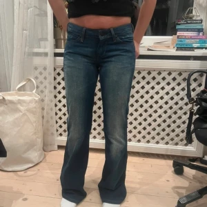 Skitsnygga lågmidjade bootcut jeans  - Köpta secondhand men knappt använd av tidigare ägare och har själv inte använt de för dom är för små för mig (inte jag på bilden). Sitter så snyggt och så snygg tvätt! 