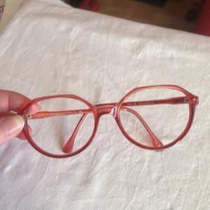 Vintage glasögonbåge från 80 talet  Kommer från en nedlagd Optikbutik, aldrig använd. Märke, Skaga  Hela bågens bredd 140 mm Glasets storlek, bredd 55 mm, djup 46 mm