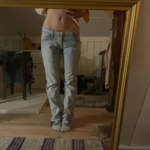 Jeans från Lee - Hej säljer dessa jeans från lee ! De är en aning för stora för mig i midjan och väldigt långa på mig som är 167 ! Kom dm för fler frågor och funderingar ! Helt nya 