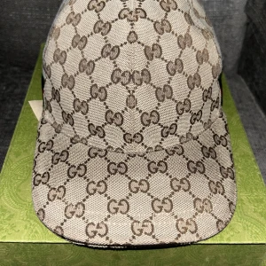 Gucci keps  - Säljer beige Gucci keps storlek L använd men fortfarande i nyskick kvitto och box medkommer 