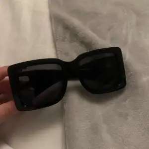 Svarta solglasögon med B på sidorna, nya oanvända 
