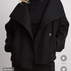 Nakd kappa - Säljer denna fina kappan ifrån Nakd, som är slutsåld. Den är använd men i fint sick. Den är i storlek 38 och passformen är bra. Nypris är 999kr. 