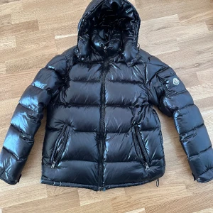 Moncler jacka - Säljer min moncler maya jacka i storlek 3. Alla koden fungerar som äkta men har inget äkthetsbevis. (Därav priset) säljer för 3000kr. Har inga defekter på användning.
