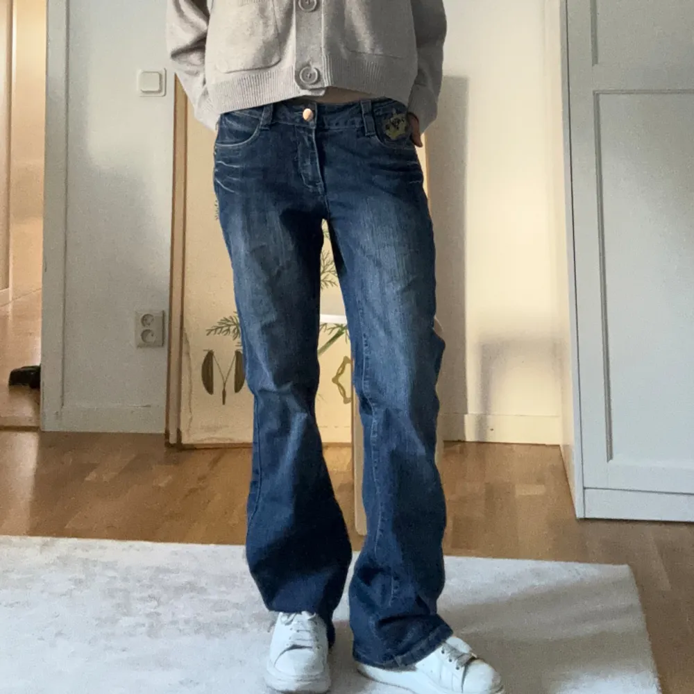 Vintage lågmidjade bootcut jeans! Storlek 42 men skulle säga att de passar storlek 34,36 eller S. . Jeans & Byxor.