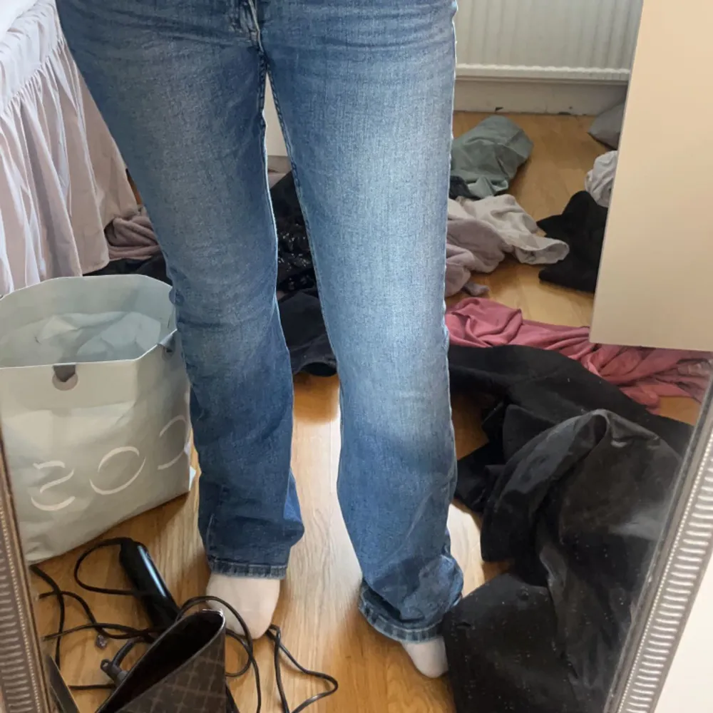 Jätte fina låg miljard boutcut jeans. Storlek 170 men passar mig som har 36. Jeans & Byxor.
