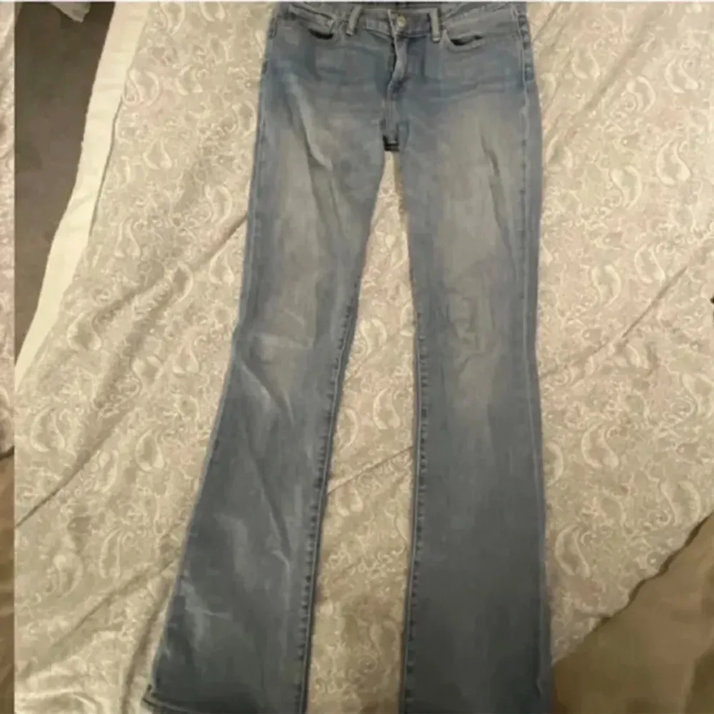 Levis jeans i fint skick, ljusblåa. Går ner i pris vid snabb affär💓. Jeans & Byxor.