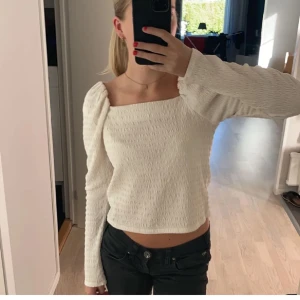 super söt hm topp - Säljer min jättefina topp från hm då den bara har kommit till användning en gång💕💕