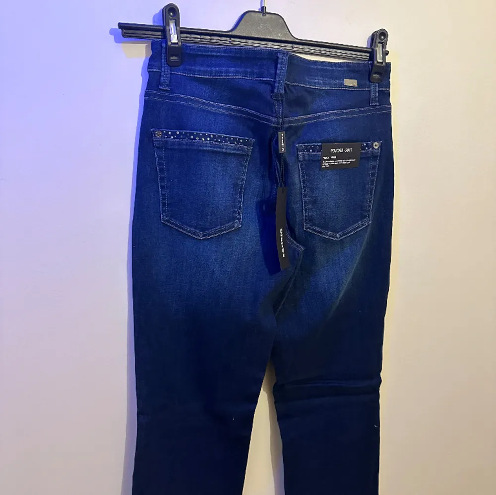 Hej, säljer ett par helt nya oanvända jeans med tagg kvar, köpt hos Cambio. Säljer dessa för jag har bytt still och dessa byxor aldrig kom till användning. Jeans & Byxor.