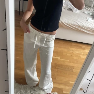Linnebyxor - Jättesnygga lågmidjade linnebyxor i nyskick😍😍 lite långa på mig, storleken är xxs men de känns som xs/s