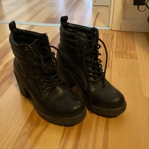 Högklackade boots strl 37 - Välanvända. Se defekter på sista bilden.  Kolla gärna in mina andra annonser för samfrakt! 