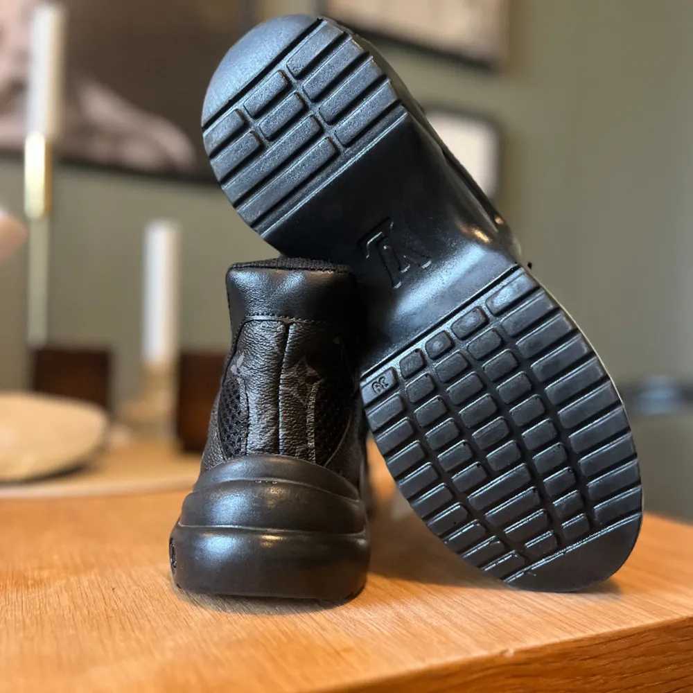 Garderobsränsning!  Knappt märkbart använda Svarta Sneakers storlek 39 från Louise Vuitton . Skor.