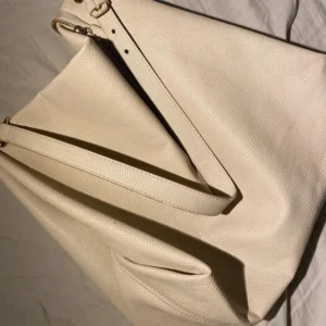 Väska - Fin väska från hm med gulddetaljer. Aldrig använd. Hör av dig vid frågor eller intresse, pris kan diskuteras💗