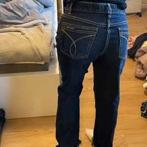 Calvin klein raka jeans - Fint skick, lite slitna längst ned i ena benet. Storlek S ungefär men kan mätas. Raka i modellen, men det står flare i dem. Ganska låga i midjan