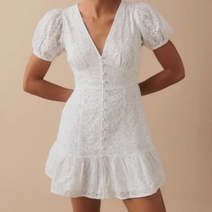 Student klänning - Vit klänning i storleken M från Gina tricot. Prislapp finns kvar. Slutsåld på hemsidan. Passar perfekt till studenten