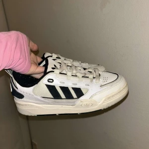 Adidas skor - Adidas ADI2000, storlek 38 1/3, använt få gånger och är i bra skick. Nypris ligger på 1140kr säljer för 800kr 