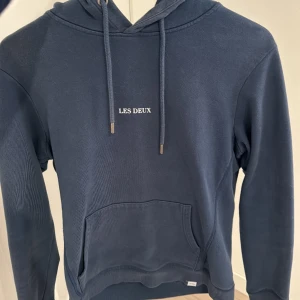 Les deux Hoodie  - Passar 15 åringar kanske 14 år väldigt bekväm Hoodie och stil ren 