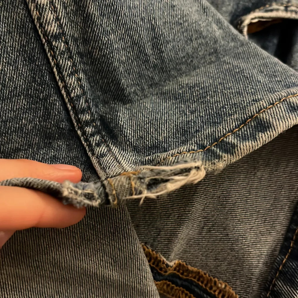 Säljer dessa midrise H&M jeans då jag inte använder de längre. Dom är lite slitna ner till som syns på bilden men det syns knappt.Midjemåttet:33 cm och innebenslängden: 78 cm. Jeansen är i stretchigt material. Skriv gärna om ni har några frågor 😊. Jeans & Byxor.