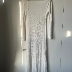 Lång vit klänning Gina tricot  - En lång vit klänning med öppen rygg storlek S Orginal pris 699kr