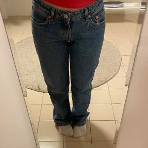 Arrow low straight jeans från weekday, storleken är 26/30 Tror inte denna färgen går att köpa längre