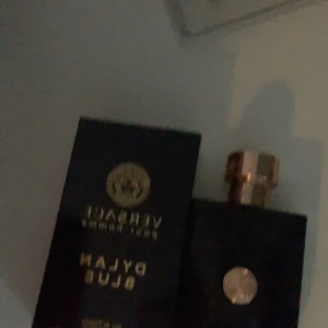 Versace dylan blue - Säljer min dylan blue då den inte används Storleken är 100ml och det är ca 80ml kvar i den. Köpt för 900kr. Pris kan diskuteras 