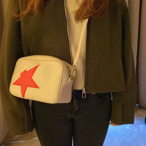 Golden goose väska - Denna väska är i helt nyskick men säljer den då den inte kommer till användning längre. Hoppas någon annan kan ta bra hand om den då den är otroligt fin❤️
