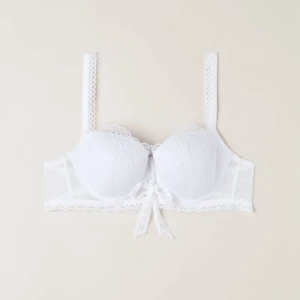 Intimissimi  - Säljer ett Intimissimi set i vitt och ett par brazilian trosor i grönt då jag råkade köpa dubbelt av de.  Finns inte längre i deras sortiment! Aldrig använt och prislapparna sitter även kvar!