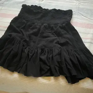 Fin svart kjol som inte kommer till användning. Inte använt så mycket bara lite i somras💞