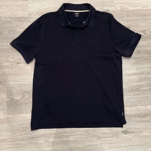 Boss piké  - Hej! säljer denna feta Boss piké i storlek XL då den inte passar. 