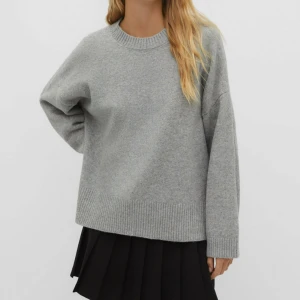 Stickad tröja  - Super fin slutsåld stickad tröja från stradivarius, aldrig använd 