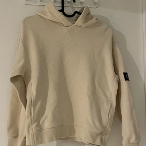 Calvin Klein hoodie - Riktigt snygg Hoodie, säljer för jag inte passar den, bra skick.