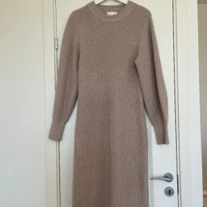 Stickad klänning - Stickad figursydd klänning. 