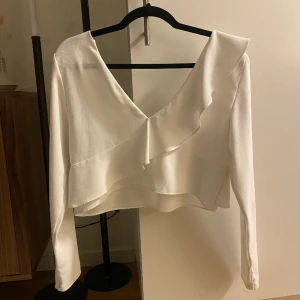 Topp - Zara - Topp från zara som tyvärr aldrig kommer till användning.. Lappen är bortklippt så är inte helt säker på storlek men passar XS/S 🫶🏽
